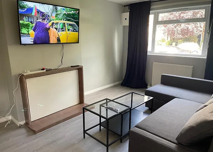 Entire Lovely 2 Bedroom Apartment With Private Garden & Free Street Parking
